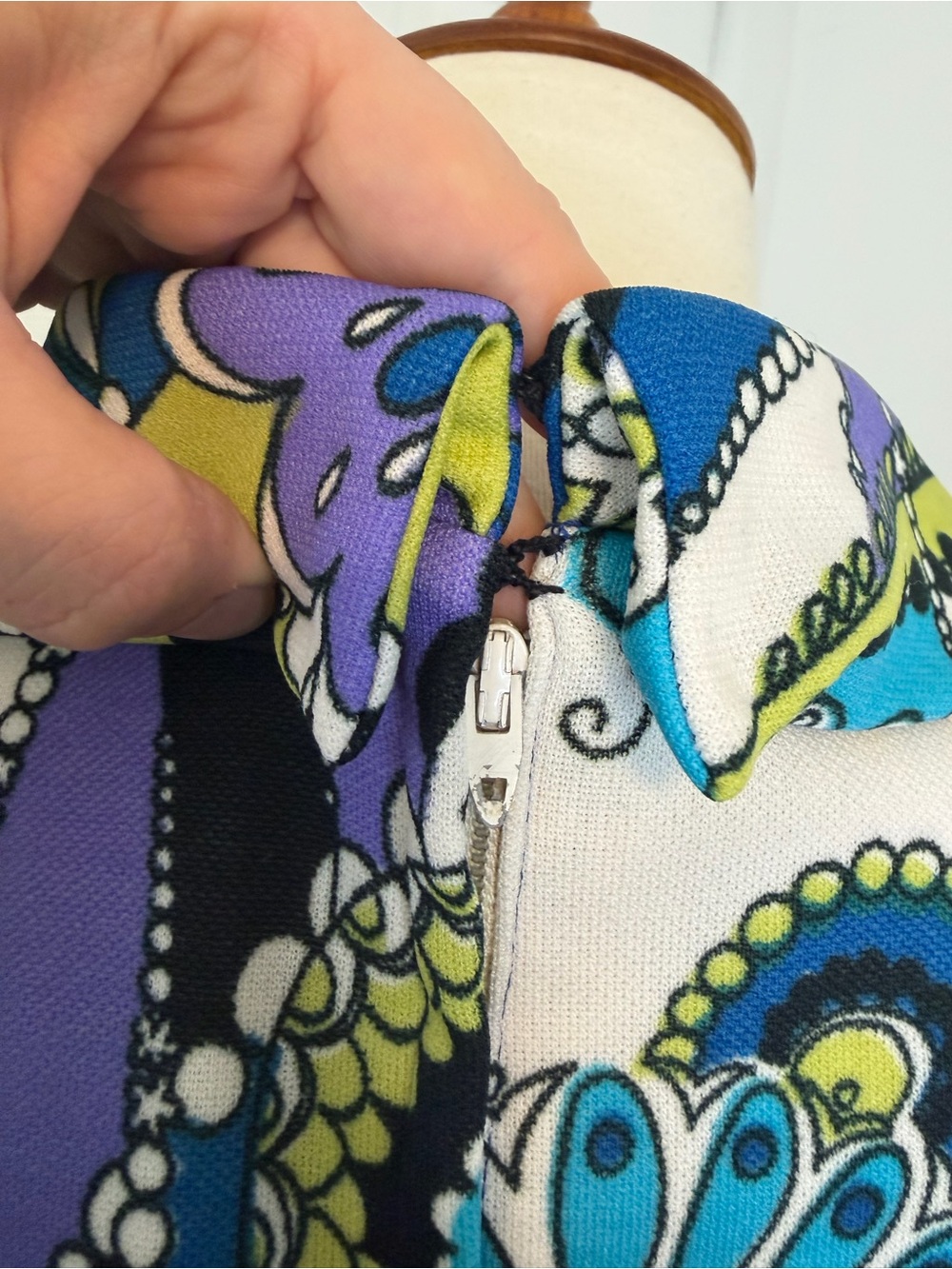 Vintage Leslie Pomer Retro Floral Mod Shift Dress in Blue, Purple & Green - Picture 8 of 9